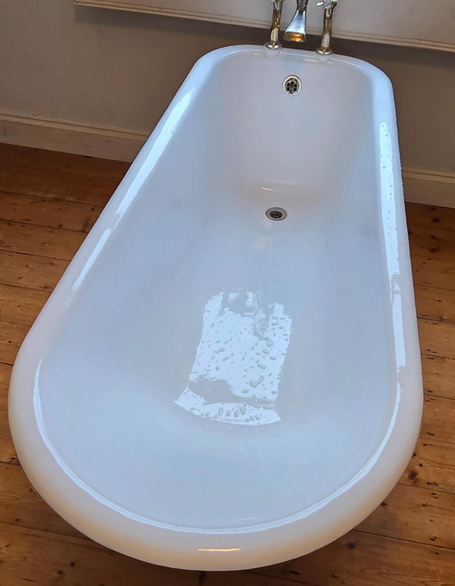 OLD CAST IRON BATH FINISHED TO A HIGH GLOSS FINISHED IN BIRMINGHAM OLD CAST IRON BATH FINISHED TO A HIGH GLOSS FINISHED IN BIRMINGHAM